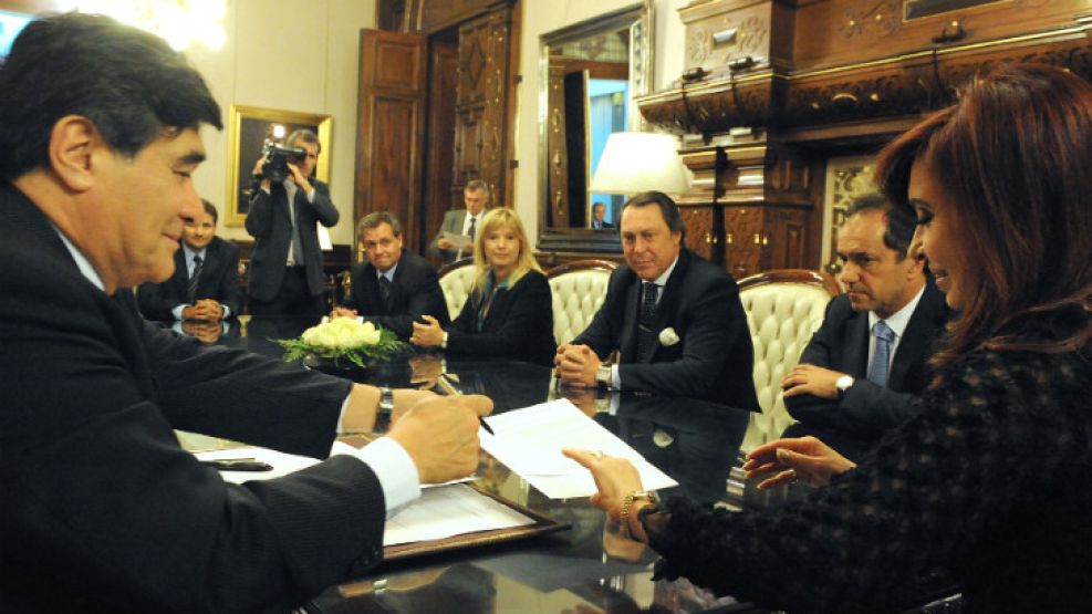 Un gesto típico. Cristina y Zannini suelen repetir la foto en la que el secretario Legal y Técnico apunta detalles a la Presidenta.