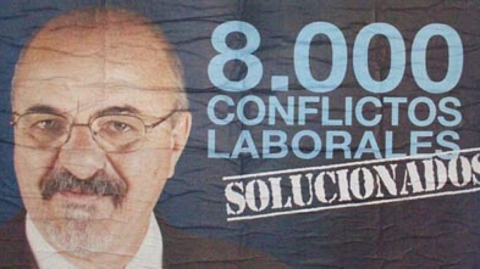 "8.000 conflictos laborales solucionados", proclama el afiche de campaña de Carlos Tomada.