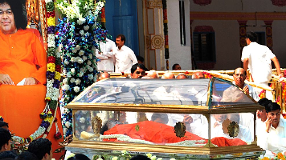 El cuerpo de Sathya Sai Baba es expuesto ante sus devotos en la ciudad de Puttaparthi, a 200 km de Bangalore.