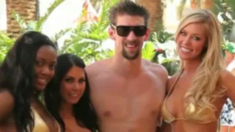 Michael Phelps rodeado de bellas mujeres en Las Vegas.