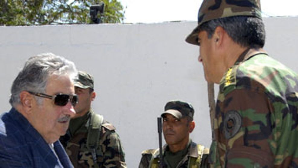 Mujica y una visita a las Fuerzas Armadas. La relación se tensa tras la anulación de la Ley de Amnistía.