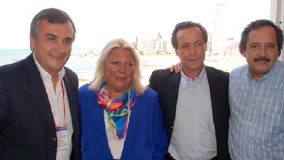 Gerardo Morales, Elisa Carrio, Rubén Giustiniani y Ricardo Alfonsín en la Convención Nacional de la UCR, antes de las elecciones legislativas de 2009.