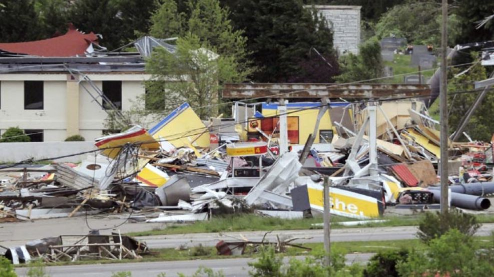 Tornados arrasan EEUU: al menos 200 muertos