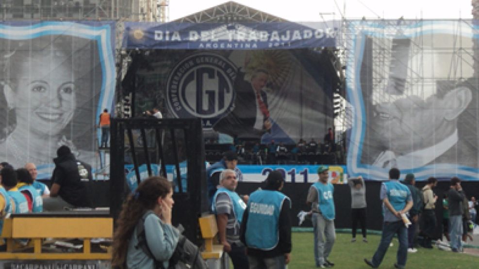 En la intersección de 9 de Julio y Belgrano se montó el palco donde dará su discurso Hugo Moyano. 