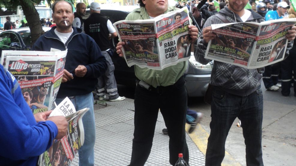 En pleno acto por Día del Trabajadores, camioneros de Córdoba leen el nuevo diario Libre. 