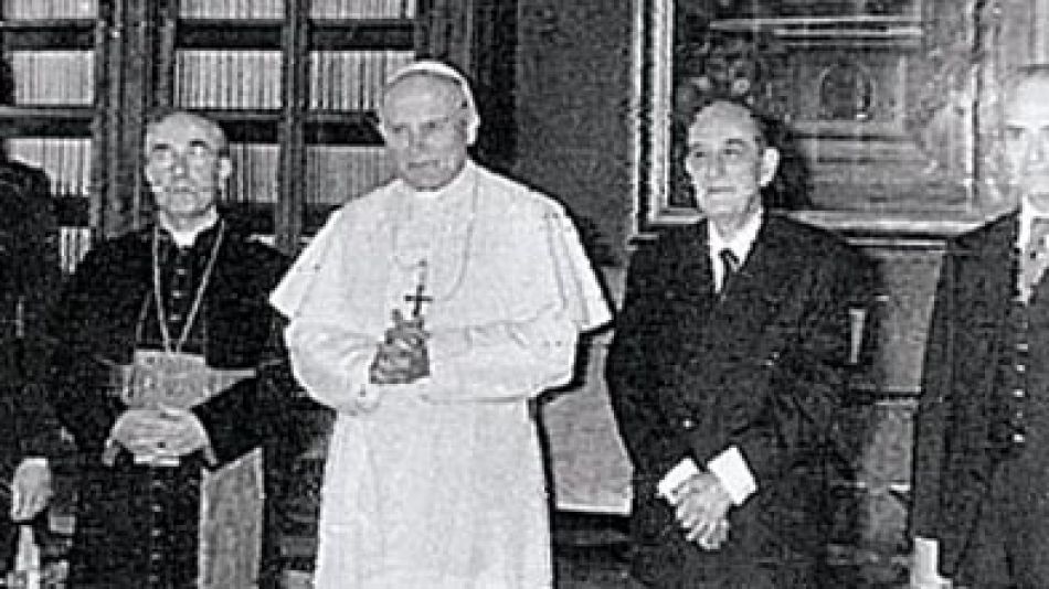 Juan Pablo II junto al cardenal Samoré y los representantes de Argentina y Chile.
