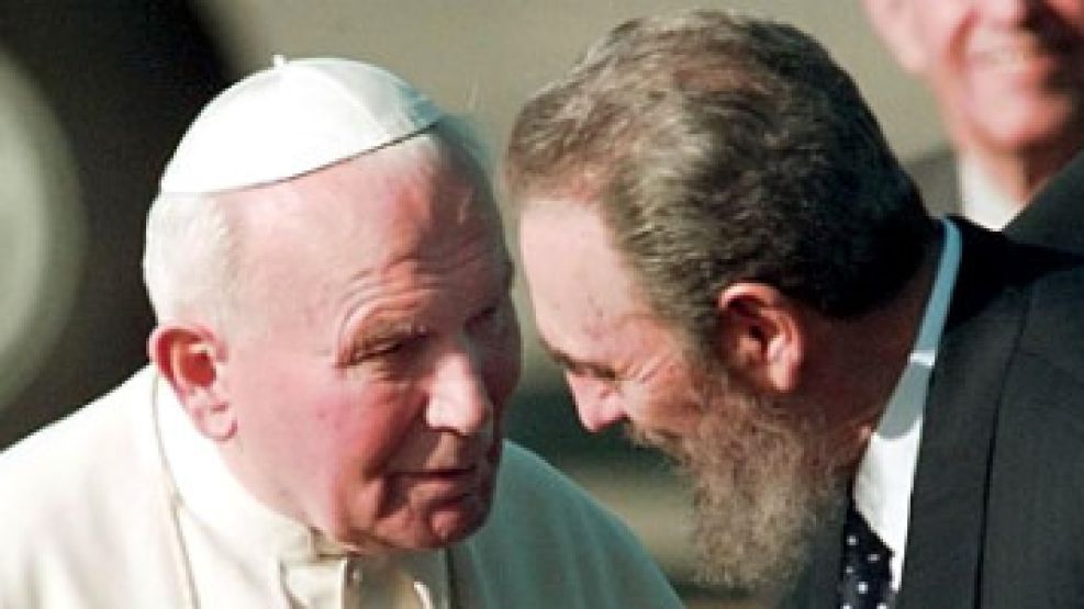 El Papa Juan Pablo II visitó países como Cuba, lo que por entonces provocó un fuerte rechazo de la comunidad católica (21/1/1998).