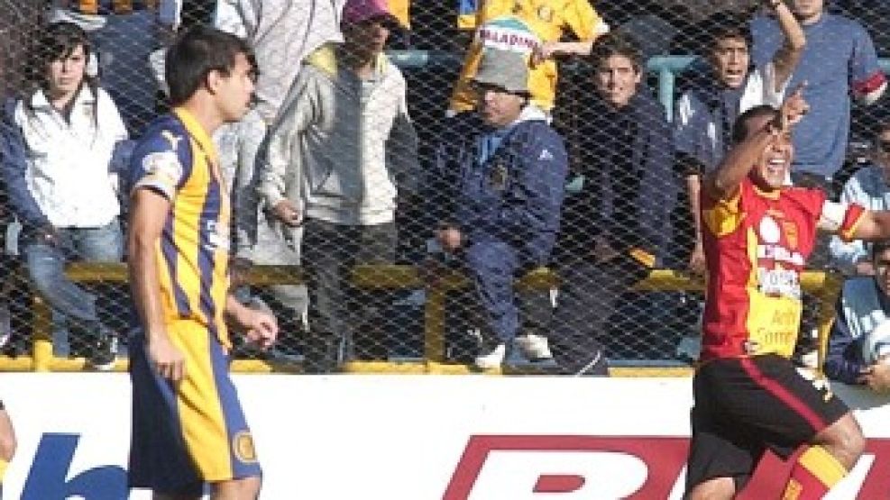 Cristian Núñez festeja en el Gigante de Arroyito tras marcar el primer gol de Boca Unidos.
