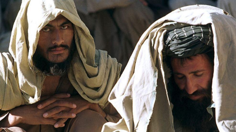 Dos prisioneros del gobierno talibán.