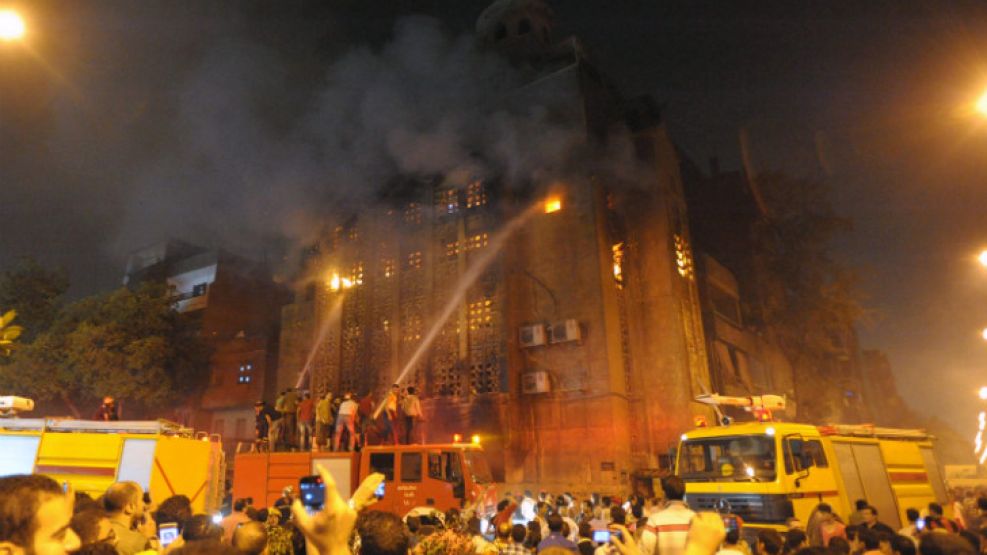 Bomberos tratan de extinguir el fuego en una iglesia de la zona de Imbaba en El Cairo (Egipto).