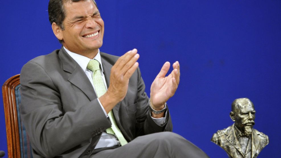 El presidente ecuatoriano aplaude sonriente, tras conocer los resultados de una encuesta "boca de urna" que anticipa un gran triunfo para el oficialismo.