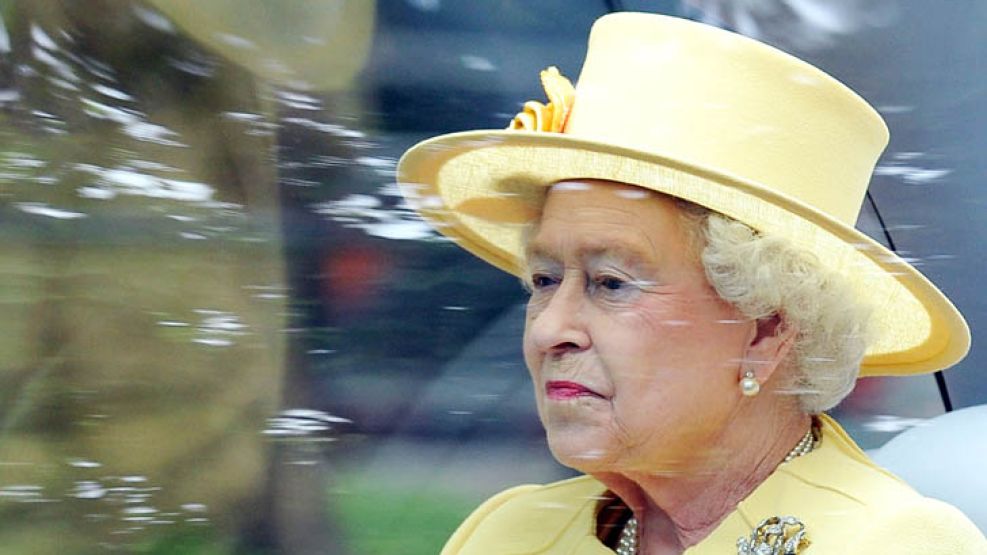 La reina Isabel II feliz con su iPad.
