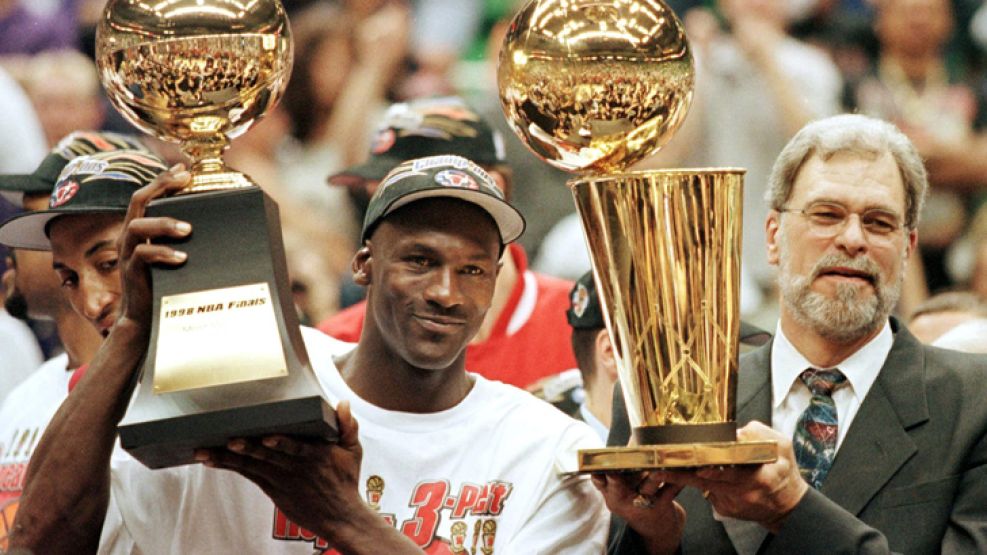 Phil Jackson junto al mejor jugador de toda la historia de la NBA, Michael Jordan.