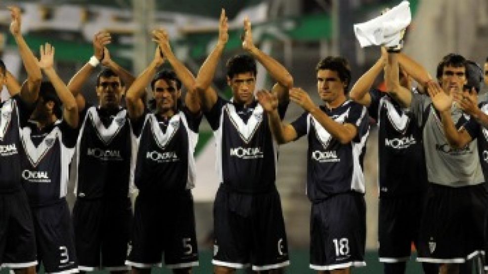 El saludo de los jugadores de Vélez tras su salida al campo.