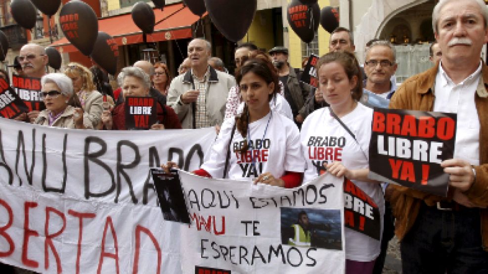 La Asociación de Fotoperiodistas de España realizó una concentración para exigir su liberación. Se soltaron 750 globos, uno por cada hora que lleva secuestrado.