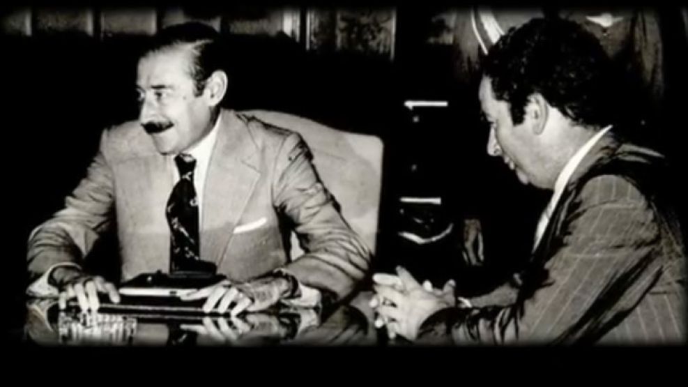 En la imagen, un joven Julio Grondona junto a Rafael Videla.