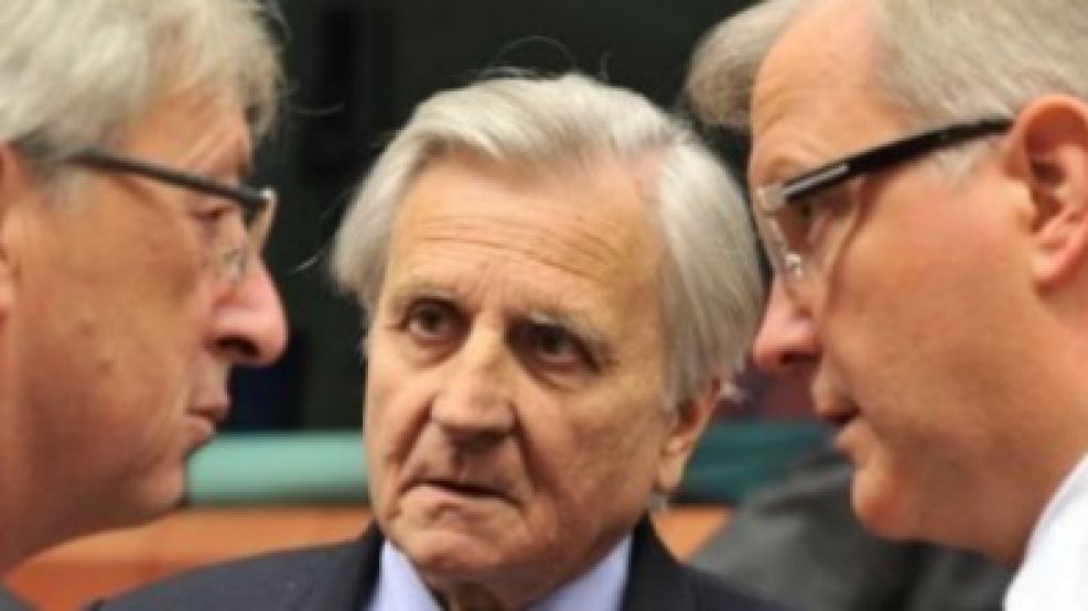 El presidente del Eurogrupo, Jean-Claude Juncker (izq); el del BCE, Jean Claude Trichet (c), y el comisario Olli Rehn.