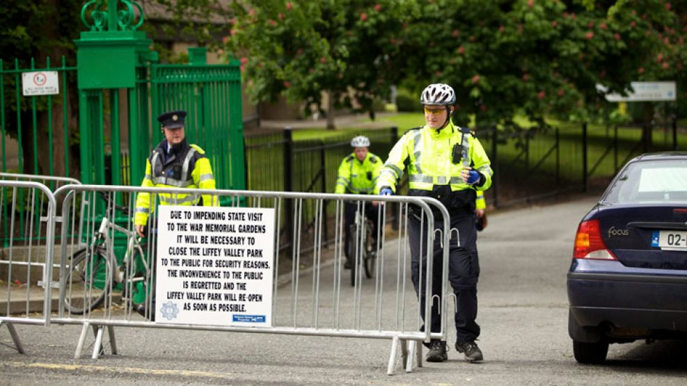 Varios policías controlan el tráfico de Dublín, Irlanda, a poco de la visita de Isabel II.