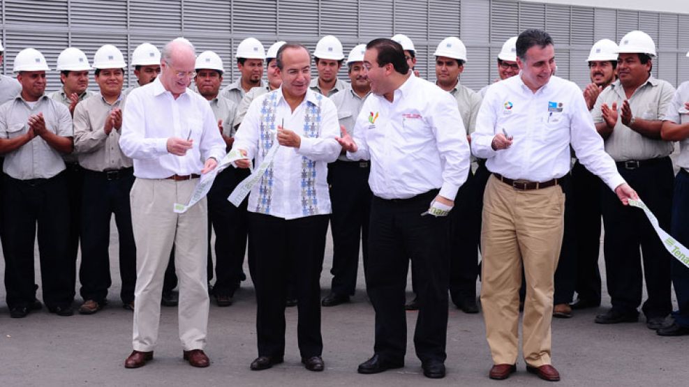 ROCCA. Inauguró una laminadora en Veracruz junto al presidente de México, Felipe Calderón.