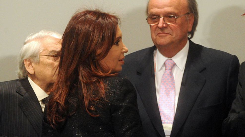 UIA y GOBIERNO. Cristina Fernández y José Ignacio De Mendiguren (CEDOC)