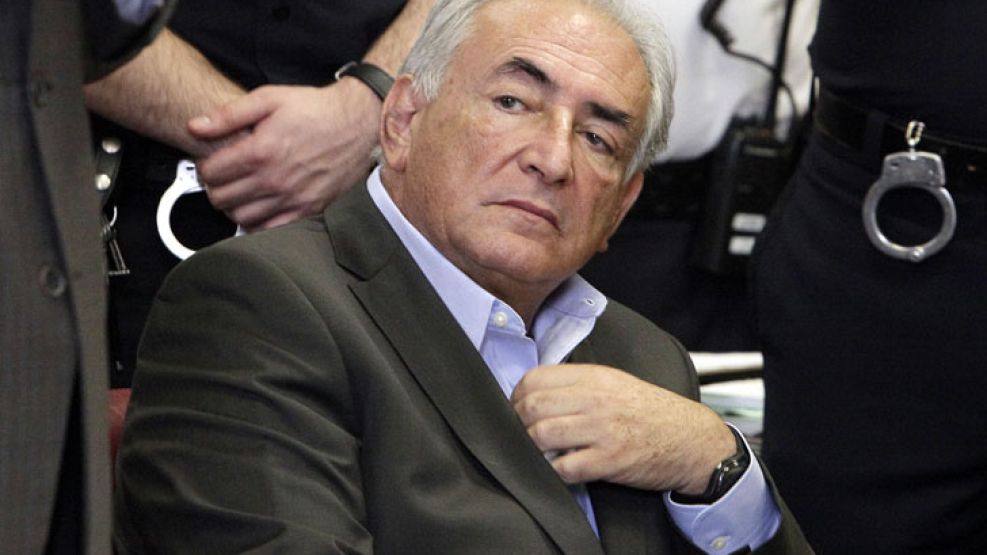 Dominique Strauss-Kahn pagó una millonaria fianza para salir en libertad y tener arresto domiciliario.