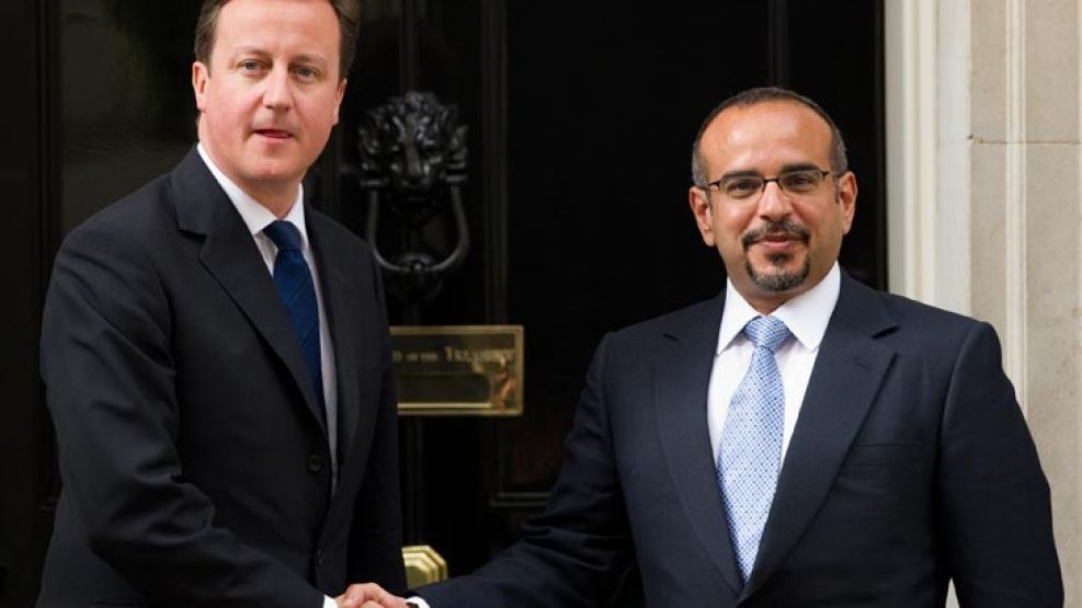 El príncipe gobernante de Bahrein, Salman bin Hamad, saluda al primer ministro británico David Cameron.