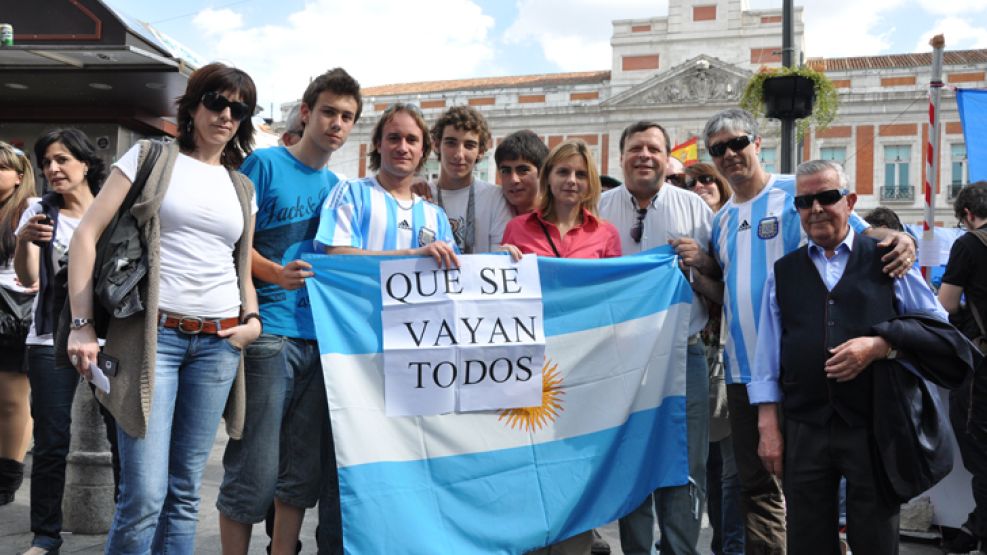 Un grupo de Argentinos que dejó el país en 2001 sumó su voz a la protesta.