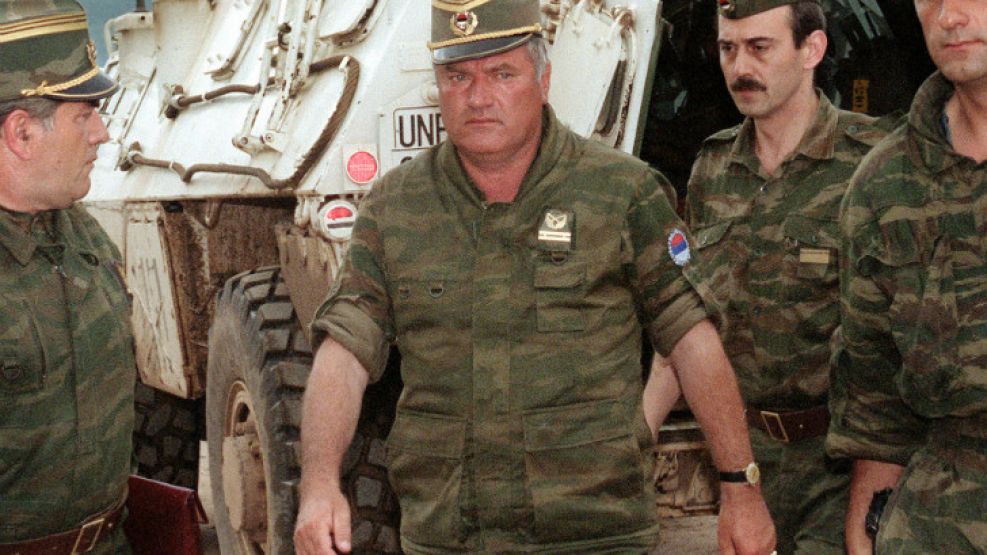 Imagen de 1993. Ratko Mladic (centro) llega al aeropuerto de Sarajevo.