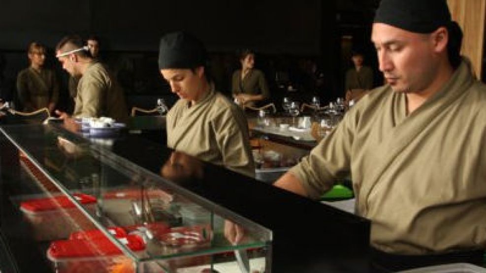 El "kaitén" atraviesa todo el restaurante y lleva los platos de sushi.