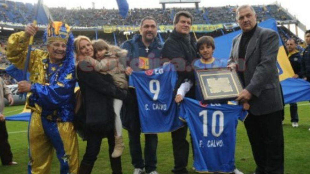 El actor fue homenajeado por el club y recibió una camiseta firmada por Martín Palermo y Juan Román Riquelme.