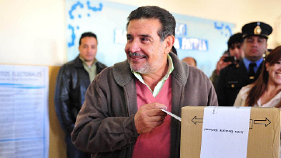 El gobernador riojano, Luis Beder Herrera, fue uno de los primeros en emitir su voto esta mañana en la localidad de Campanas.