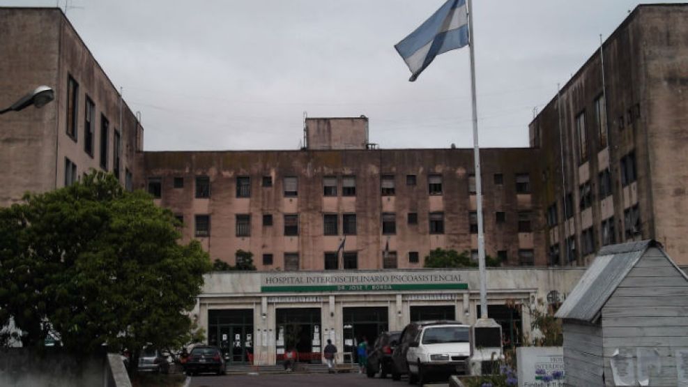 Dos personas murieron en el incendio desatado en el Hospital Borda. Aún no se conocen los motivos.