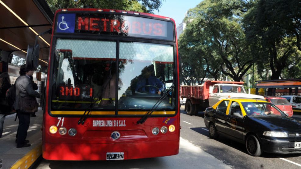 El "Metrobus" une los barrios Palermo y Liniers a través de carriles exclusivos emplazados a lo largo de la avenida Juan B. Justo.