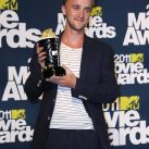 Tom Felton posa con su premio como Mejor Villano por su actuación en "Harry Potter and the Deathly Hallows, Part 1"