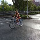 Sara Jean Underwood desnuda en bicicleta