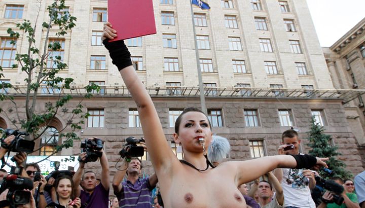 en-ucrania-le-sacan-la-roja-a-la-prostitucion