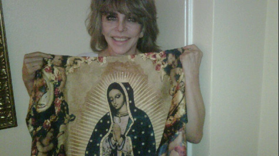 Verónica Castro con la Virgen de Guadalupe