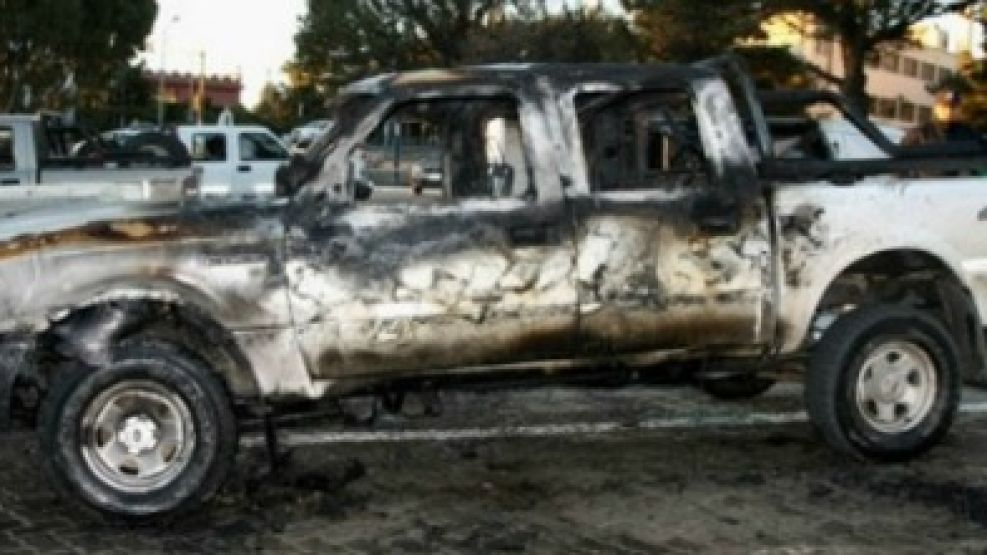 CAMIONETA. Así quedó unos de los vehículos incendiados.