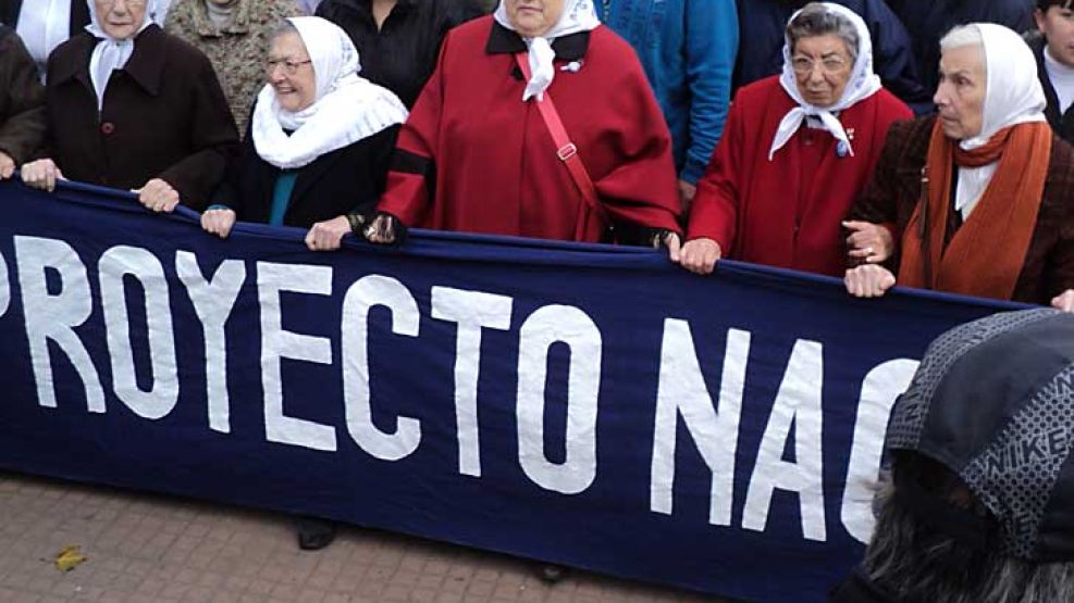 Hebe evitó mencionar el tema Schoklender y agradeció la "solidaridad" de los presentes en la Plaza de Mayo.