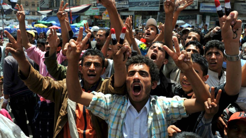 Manifestantes antigobierno yemeníes gritan consignas pidiendo la salida del presidente de Yemen, Ali Abdullah Saleh en Saná, Yemen.