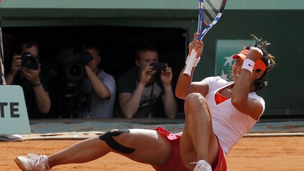 Apenas terminó el partido, Li se desplomó sobre el polvo de ladrillo. Es la primera vez que una asiática logra un título de Grand Slam en singles