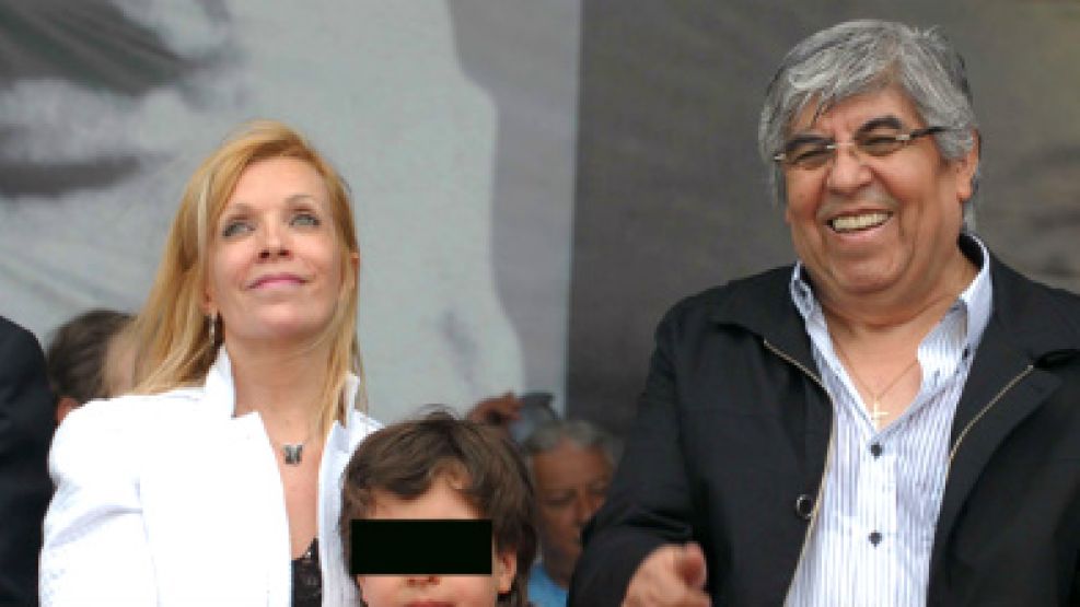 La obra social de Camioneros es controlada por Liliana Zulet (izq.), mujer de Moyano.