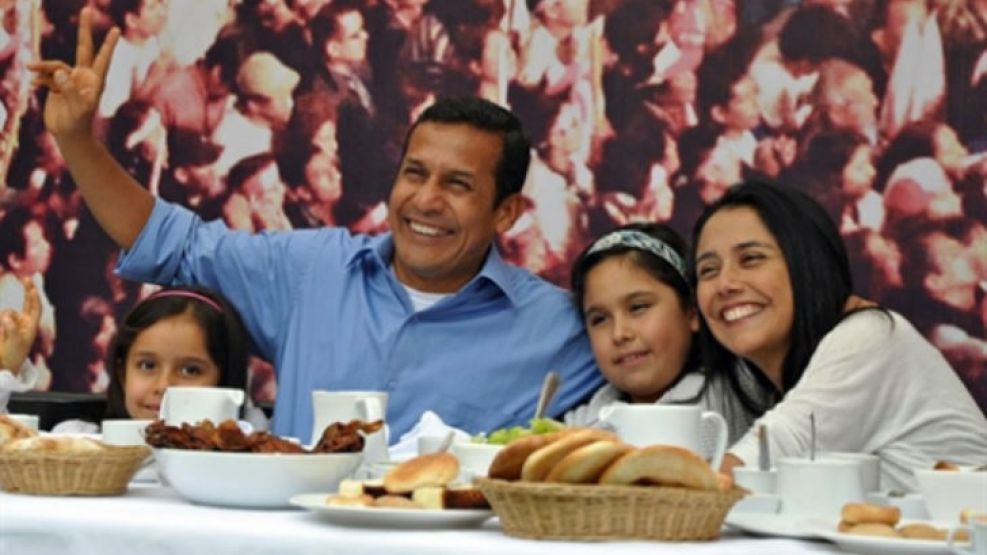 Ollanta Humala, con su esposa Nadine Heredia, y sus hijas and Nayra (D) y Samin (C) 
