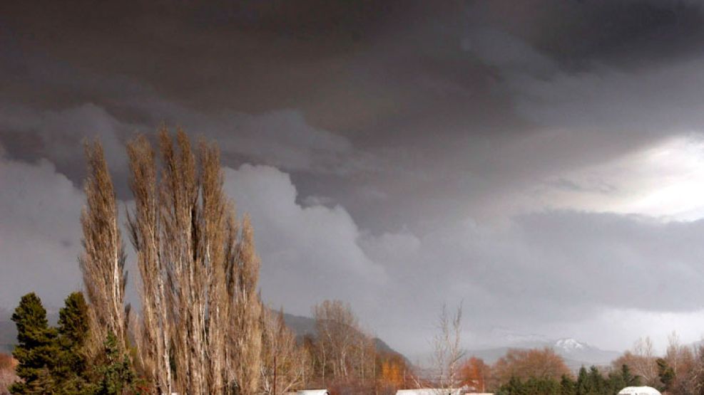 La nube de cenizas sobre San Martín de Los Andes, en la provincia de Neuquén.