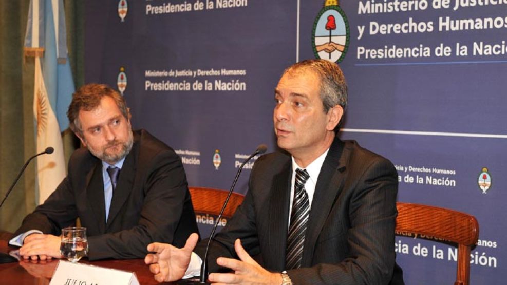 Pedro Mouratian junto al ministro de Justicia y Derechos Humanos, Julio Alak.