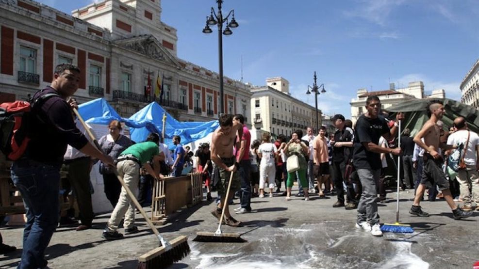 Jóvenes comenzaron a limpiar la zona.