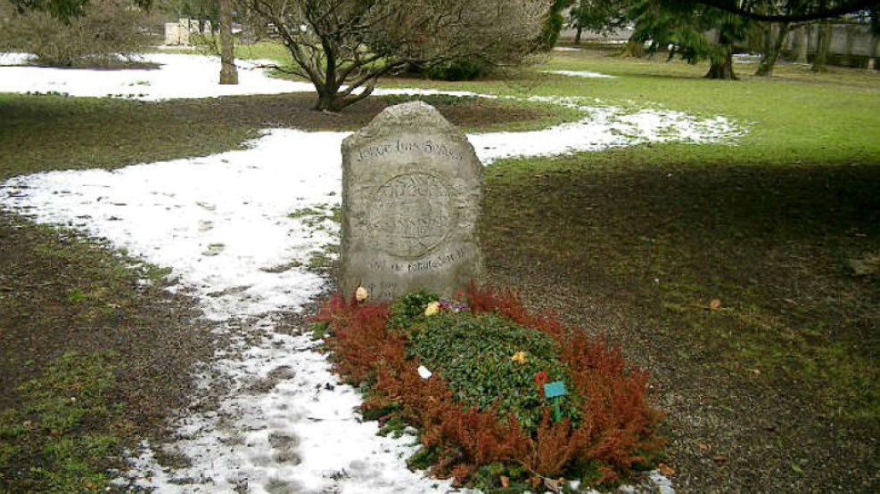 Última morada. Una prolija y escueta tumba lo alberga en el cementerio de Plainpalais, en su ciudad amada.