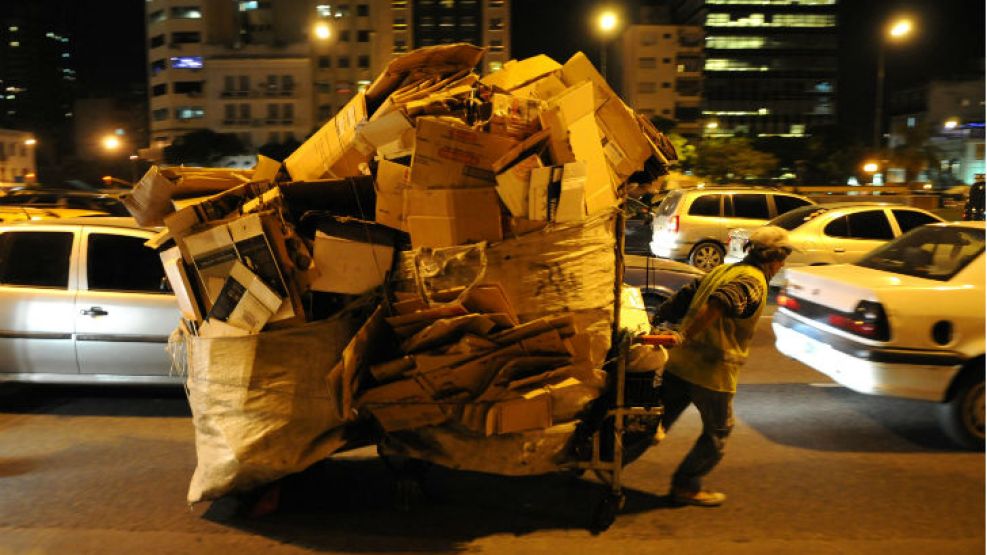 Algunos cartoneros logran cargar hasta 250 kilos, en varios viajes.