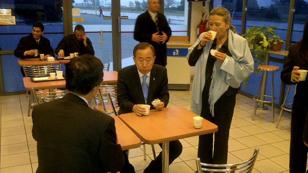 Ban Ki-moon junto a su esposa y toda la comitiva de la ONU en una estación de servicio de Rosario. 