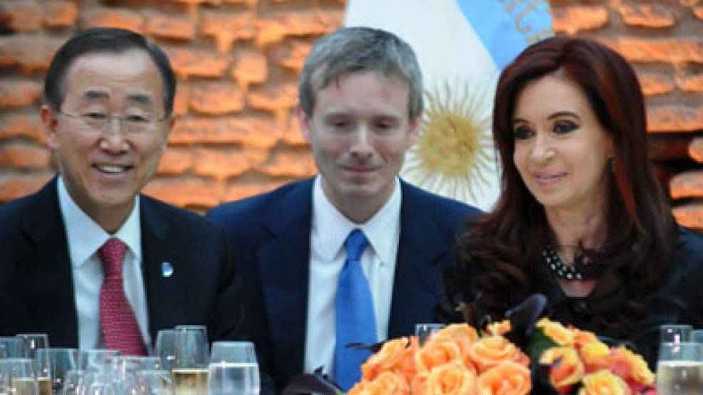 La presidenta Cristina Kirchner y el secretario general de la ONU, Ban Ki Moon, este mediodía durante el almuerzo. En medio, el traductor de la mandataria.